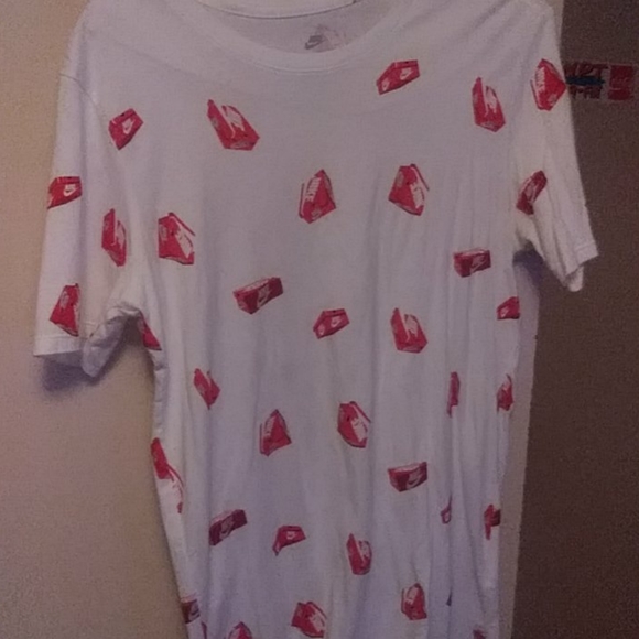 The Nike Tee - Picture 1 of 1